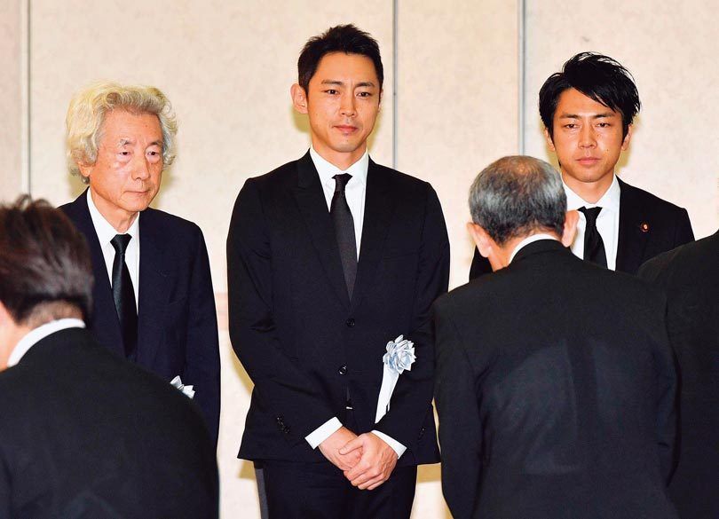 左から小泉純一郎さん、孝太郎さん、進次郎さん