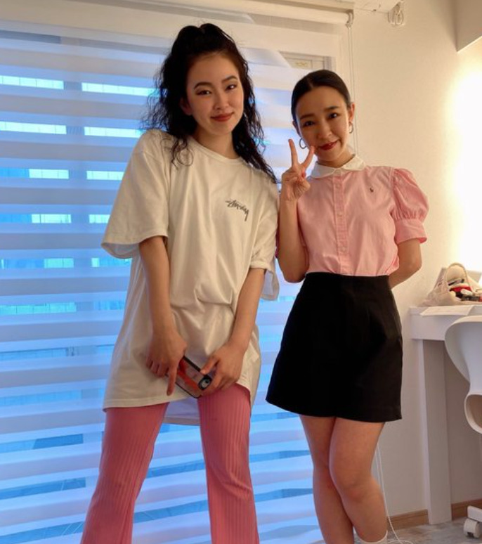 左から萌々さんと大国麗さん