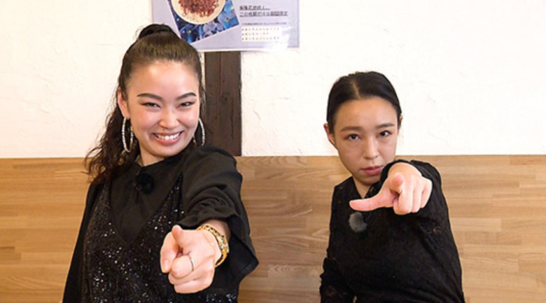 左から萌々さんと大国麗さん