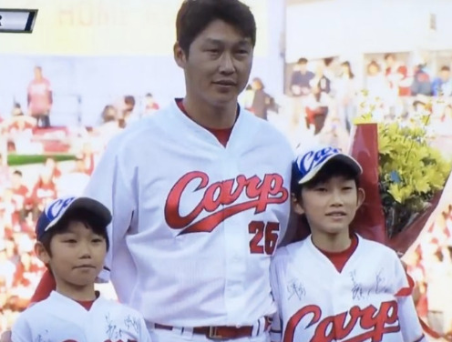 新井貴浩さんと子供たち