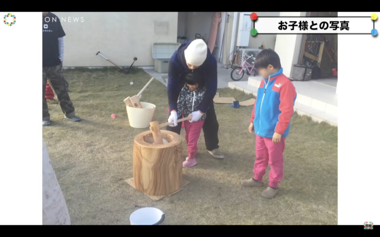 子供と餅つきをする様子