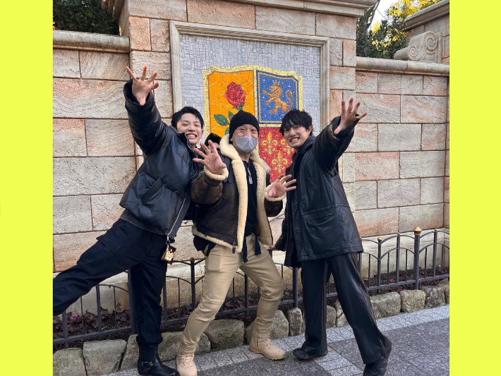 佐久本歩夢さんの父親(中央・instagramより )