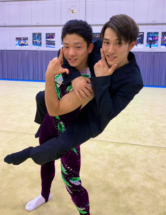 佐久本和夢さん(左)と歩夢さん(右)