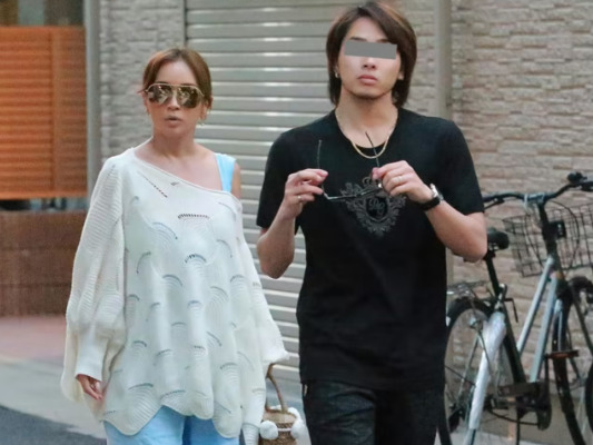 2019年6月男性とデートする浜崎あゆみさん(フライデーより)