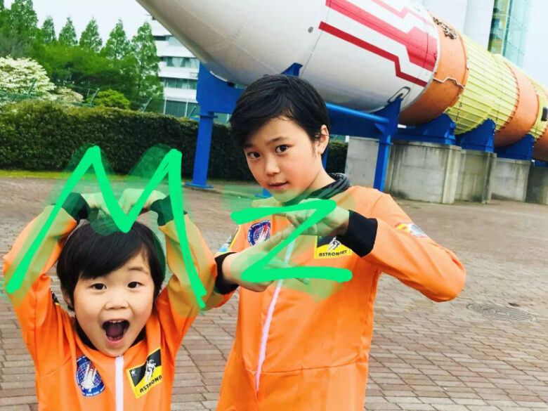 弟の小林篤弘さん(左)と小林優仁さん(右)(Instagramより)