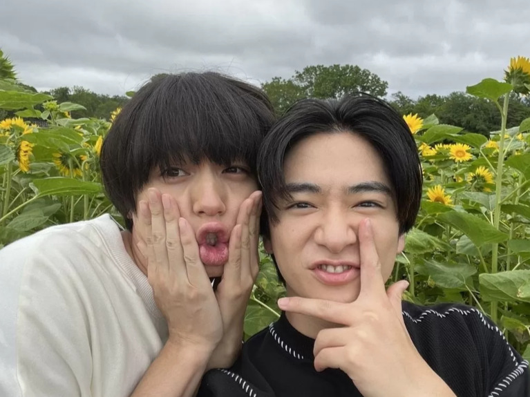 伊野尾慧さん(左)と知念侑李さん(右)(マイナビニュースより)