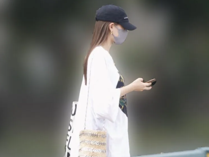 知念侑李さんのマンションから大学へ向かうトラウデン直美さん(NEWSポストセブンより)