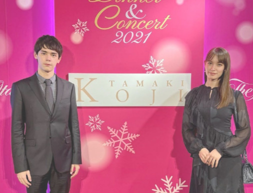 弟のトラウデン都仁さん(左)とトラウデン直美さん(右)(Amebaブログより)