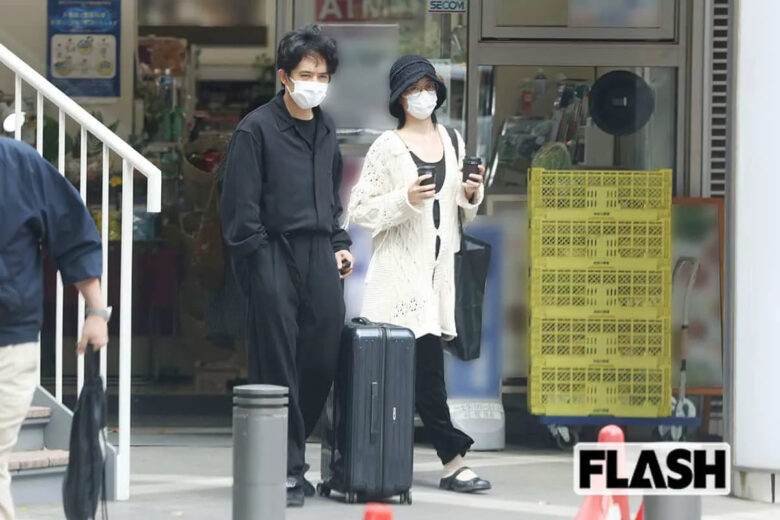 池松壮亮さんと河合優実さん(FLASHより)