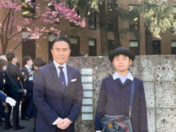 左から市川右團次さんと息子の市川右近さん(Instagramより)