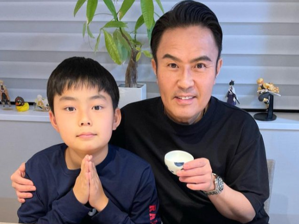 左から息子の市川右近さんと市川右團次さん(Instagramより)