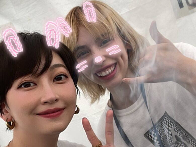 鈴木真海子さん(左)とレイチェルさん(右)Twitterより