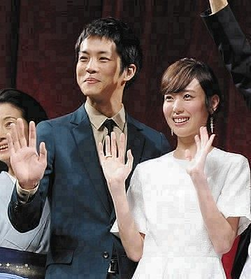 松坂桃李さんと戸田恵梨香さん