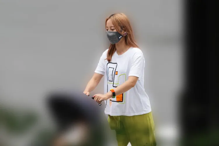 ベビーカーを押す堀北真希さん(NEWSポストセブンより)