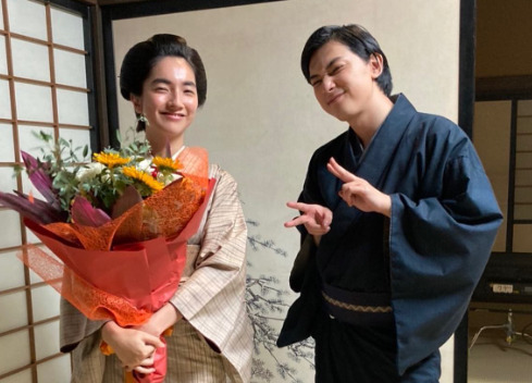 仁村紗和さん(左)と吉沢亮さん(右)Instagramより