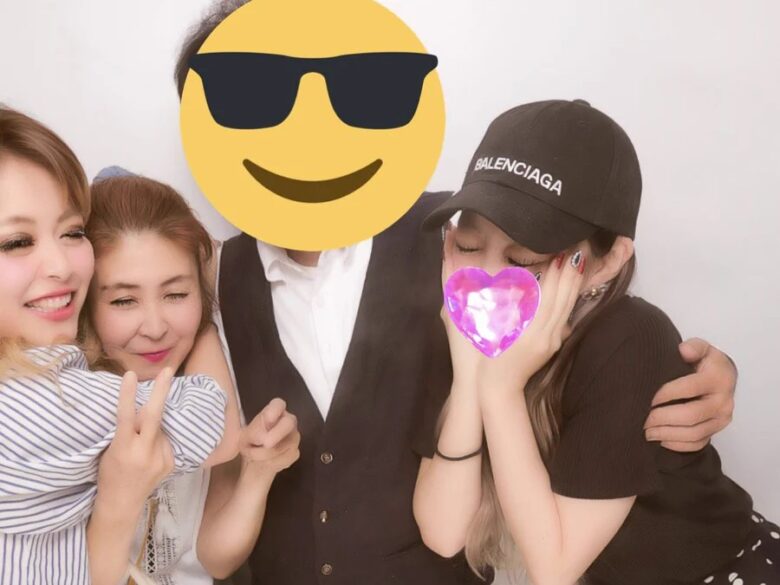 左からエルフ荒川さん、母親、父親、次女(Twitterより)