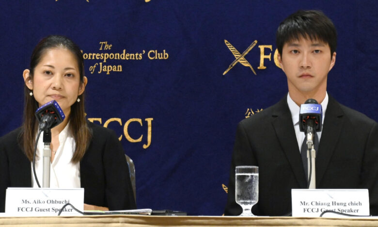 2023年現在の大渕愛子さん(左)