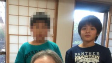 金指一世さん(右)