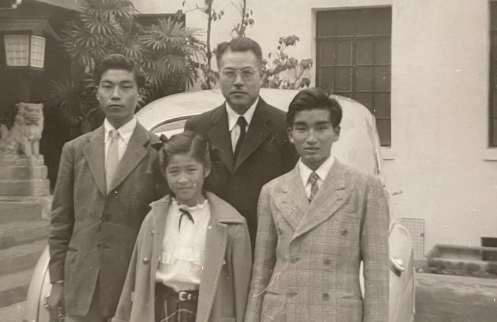 高橋成通さん(中央)、喜多川ジャニーさん(右)、フランセス中村さん(中央下)、ジャニー喜多川さんの兄(左)週刊文春より