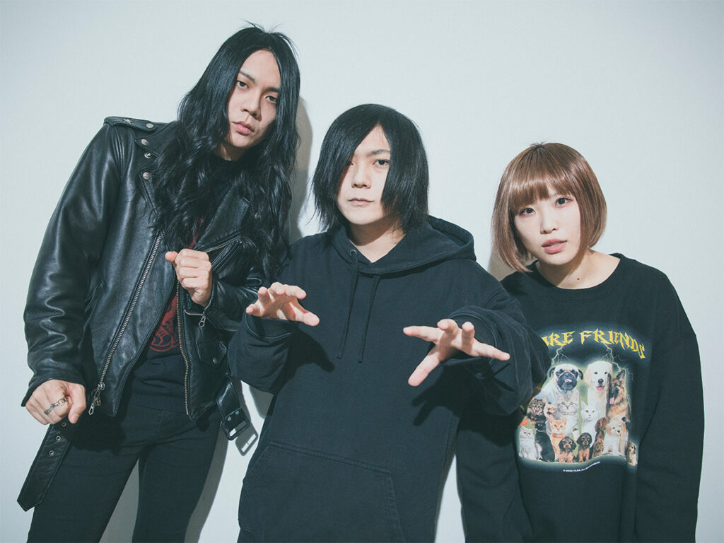バンド「ヤバイTシャツ屋さん」の3人