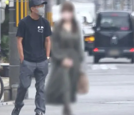 大野智さん(左)と大野智さんの彼女(右)女性自身より