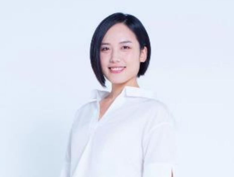 小山あずささん(融合事務所より)