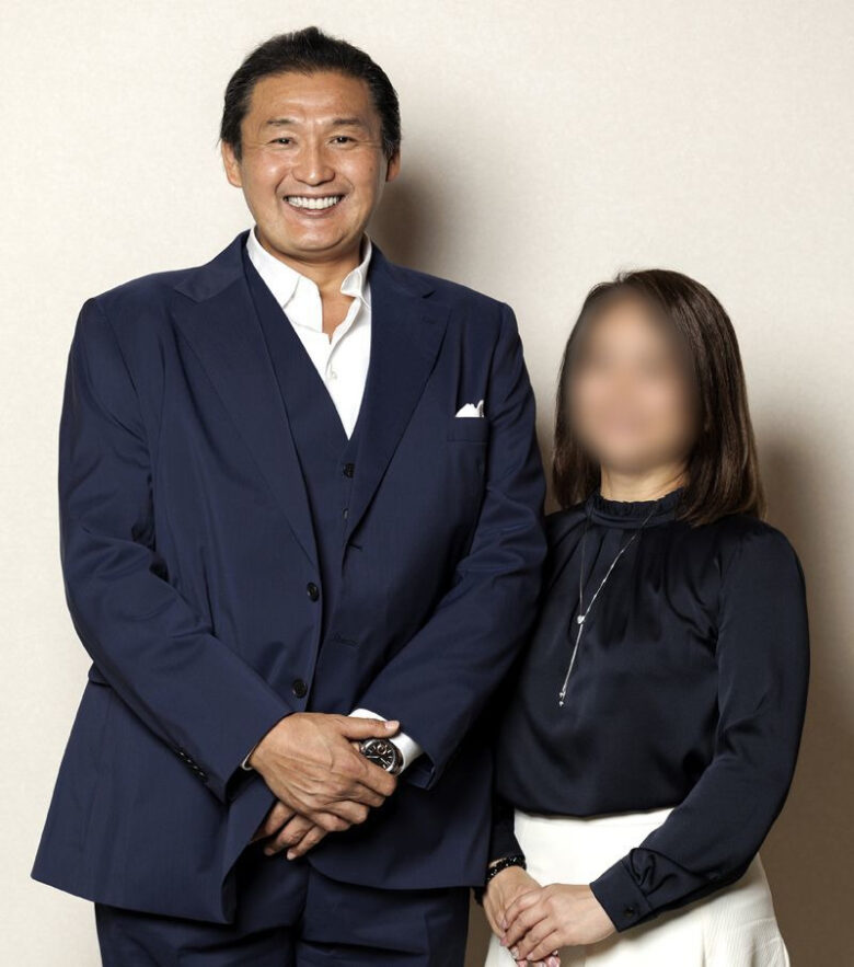 貴乃花さん(左)と再婚相手(右)