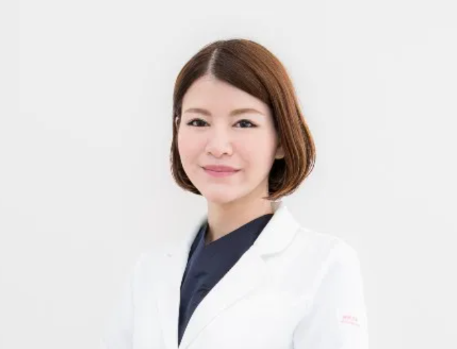 山口真由さんの妹の華央さん(ozmallより)